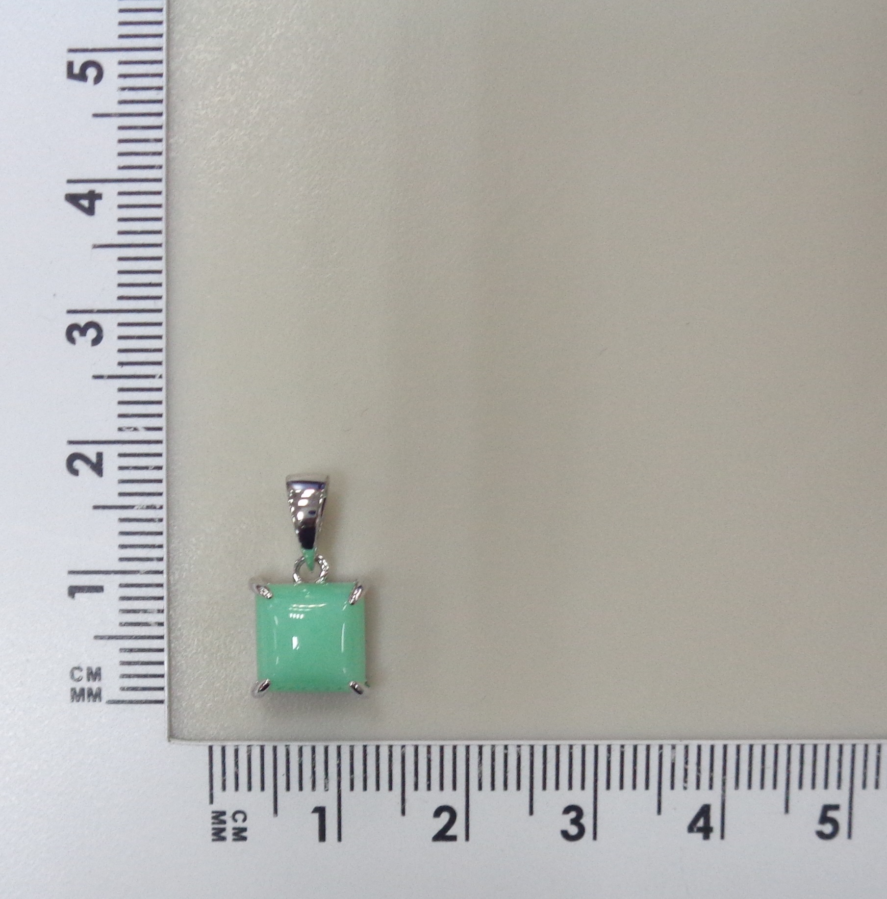 Серебряная подвеска с зеленым халцедоном